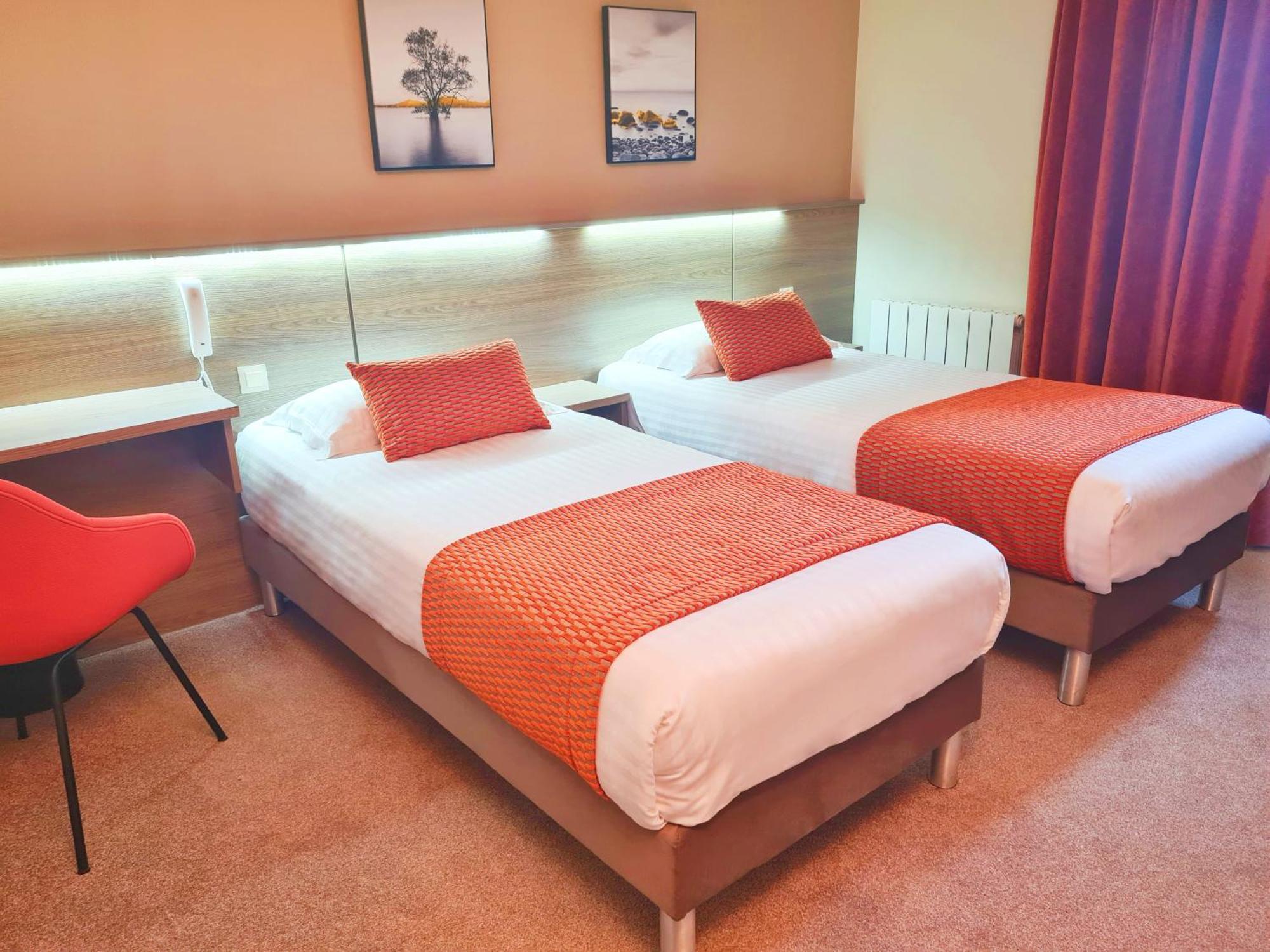 Brit Hotel Du Parc - Fougères Lecousse Esterno foto